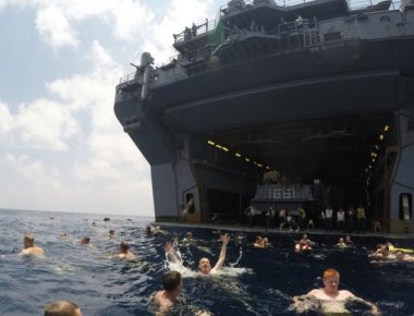 21 φωτογραφίες που δείχνουν τι κάνουν στον ωκεανό... για διασκέδαση οι ναύτες στο Αμερικανικό ναυτικό!